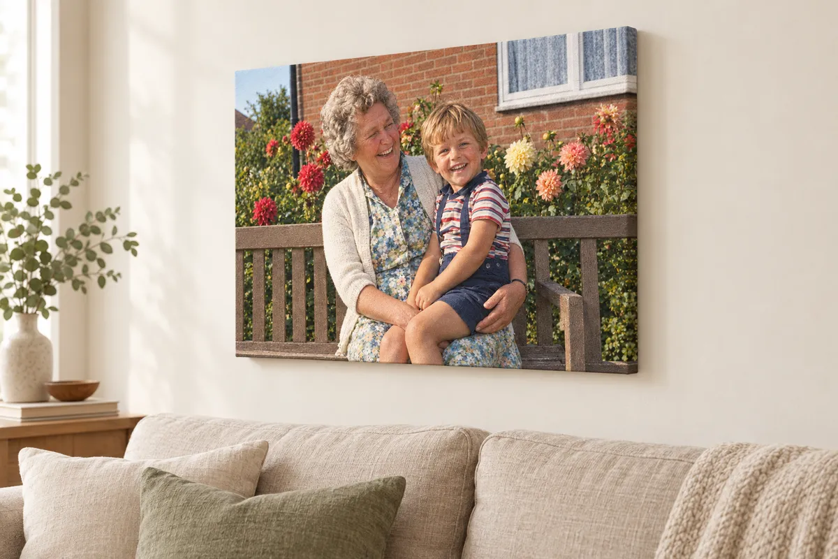 Restauriertes Foto als Leinwand über dem Sofa